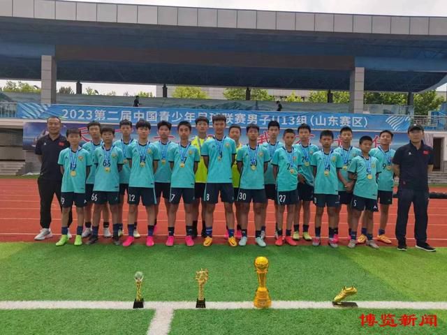 红毯上的朱一龙和黄志忠西装革履，作为老铁道兵洪赟兵的饰演者，黄志忠笑言：;最大的挑战是演洪翼舟（朱一龙 饰）的父亲